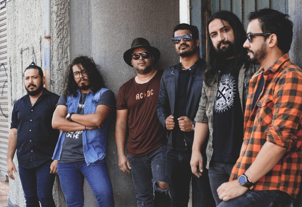 En 'Marfil', la banda de rock colombiana refleja la situación que viven algunas personas que eligen los lujos y placeres por encima de sus sueños e ideales.