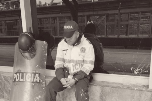 Policía triste
